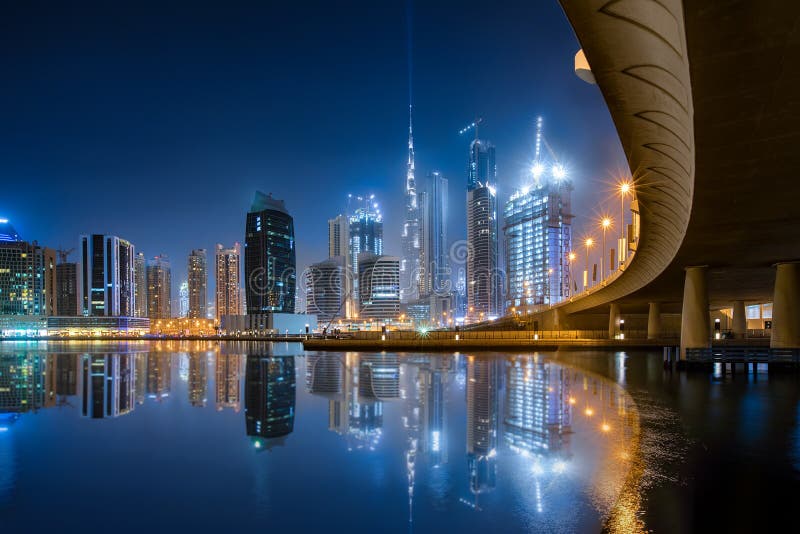 A baía do negócio em Dubai durante a noite