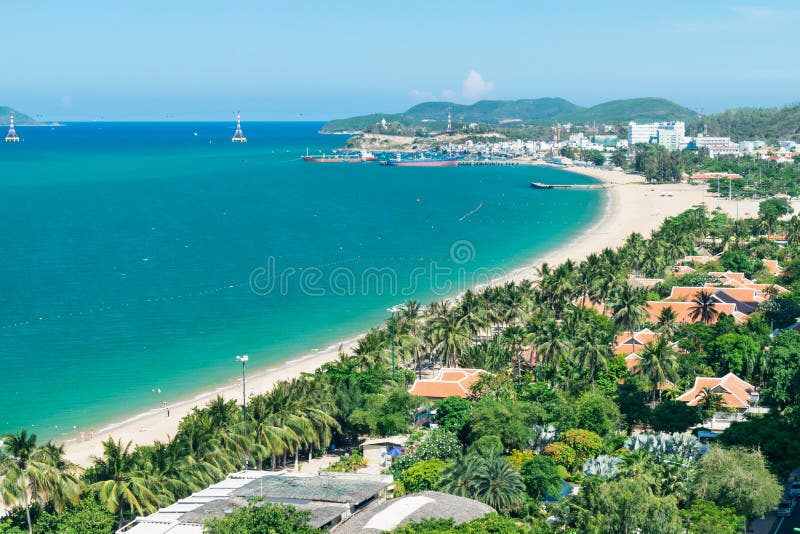 Baía marítima com barcos e palmeiras na praia e nas montanhas imagem de stock royalty free