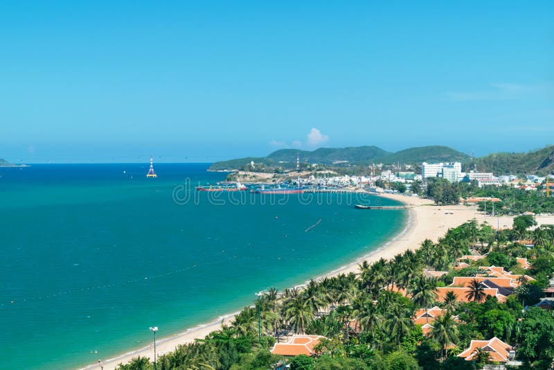 Baía marítima com barcos e palmeiras na praia e nas montanhas fotos de stock royalty free