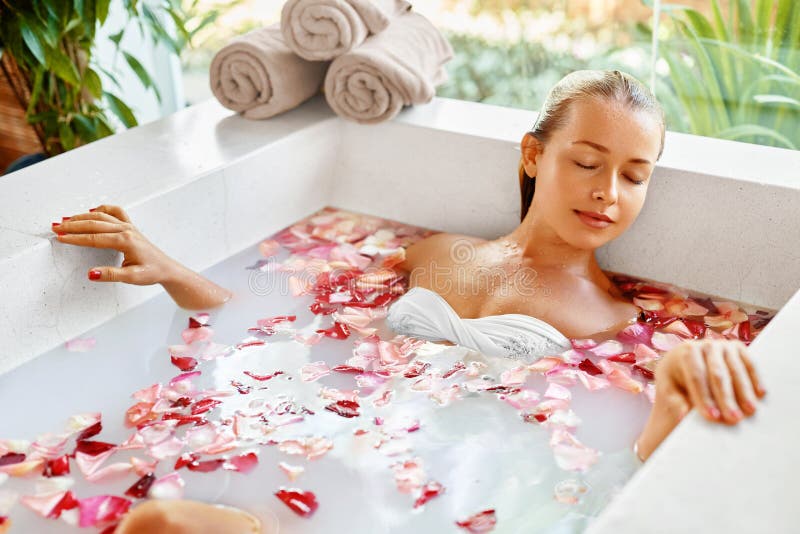 Baño de la flor del balneario de la mujer Aromatherapy Rose Bathtub de relajación belleza fotos de archivo Baño de la flor del balneario de la mujer Aromatherapy Rose Bathtub de relajación belleza fotos de archivo