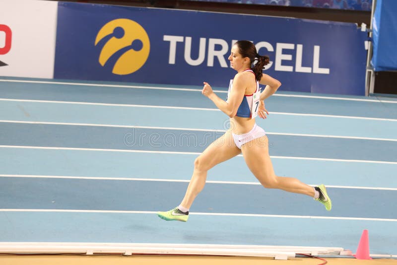 Bałkańskich atletyka Salowi mistrzostwa. ISTANBUŁ TURCJA, LUTY, - 17, 2018: Niezdefiniowany atleta bieg podczas Bałkańskich atletyka Salowych mistrzostw