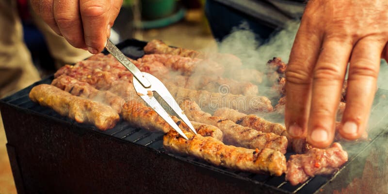 BBQ Close up do piquenique do churrasco do assado no quintal exterior fotografia de stock BBQ Close up do piquenique do churrasco do assado no quintal exterior fotografia de stock