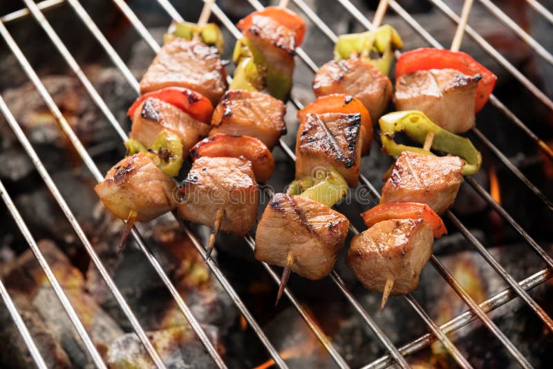 BBQ con la cottura griglia del carbone di carne di pollo e di peperoni fotografia stock libera da diritti BBQ con la cottura griglia del carbone di carne di pollo e di peperoni fotografia stock libera da diritti