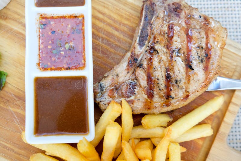 Bbq del filete de chuleta de cerdo asado a la parrilla con la patata frita fotografía de archivo libre de regalías Bbq del filete de chuleta de cerdo asado a la parrilla con la patata frita fotografía de archivo libre de regalías