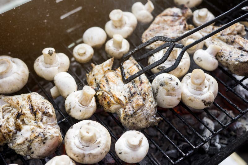 Bbq-Grill mit vielen Pilzen und geschmackvollen Hühnerbrust-Fleisch lizenzfreies stockfoto Bbq-Grill mit vielen Pilzen und geschmackvollen Hühnerbrust-Fleisch lizenzfreies stockfoto