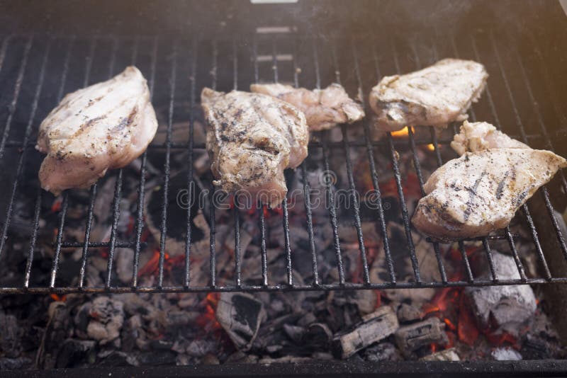 BBQ grill Z Smakowitym kurczak piersi mięsem zdjęcia stock BBQ grill Z Smakowitym kurczak piersi mięsem zdjęcia stock