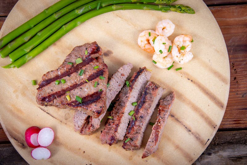 Bbq grillade skivor för nötköttbringa med räkor arkivfoton Bbq grillade skivor för nötköttbringa med räkor arkivfoton