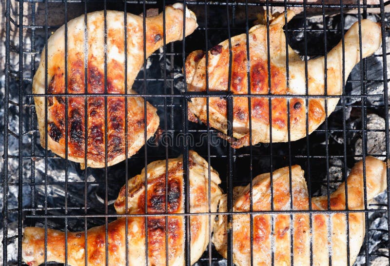 Bbq. grillowane mięso z kurczaków. kurczakowe nogi smażone na węglu drzewnym zdjęcie stock
