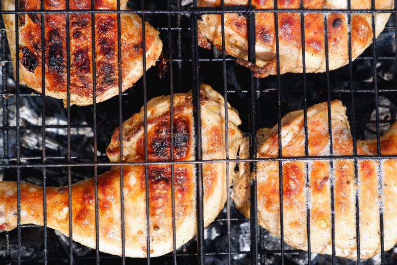 Bbq. grillowane mięso z kurczaków. kurczakowe nogi smażone na węglu drzewnym fotografia stock