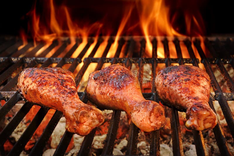 Bbq-Hühnerbeine gebraten auf heißem Holzkohlen-Grill
