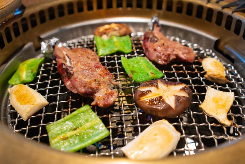BBQ Japonais De Yakiniku Avec La Cuisson De Viande Et De Légumes