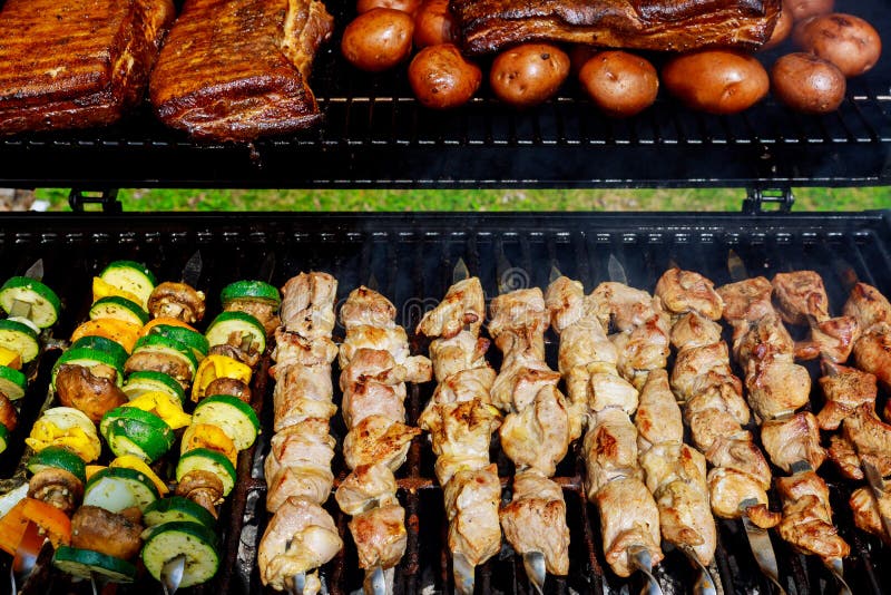 BBQ mit dem Kebab, der Kohlengrill von Hühnerfleischaufsteckspindeln mit dem Pilz und Pfeffern grillen Abendessen kocht lizenzfreies stockbild BBQ mit dem Kebab, der Kohlengrill von Hühnerfleischaufsteckspindeln mit dem Pilz und Pfeffern grillen Abendessen kocht lizenzfreies stockbild