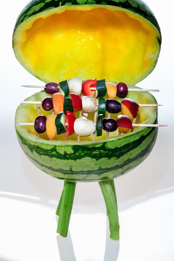 BBQ mit Fruchtaufsteckspindeln stockbild BBQ mit Fruchtaufsteckspindeln stockbild