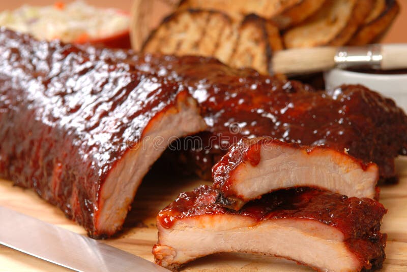 BBQ Ribben met geroosterde brood en cole slaw royalty-vrije stock fotografie BBQ Ribben met geroosterde brood en cole slaw royalty-vrije stock fotografie
