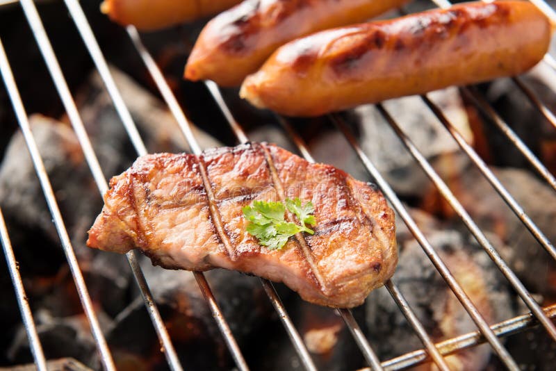 BBQ worsten en vlees op de grill stock fotografie BBQ worsten en vlees op de grill stock fotografie