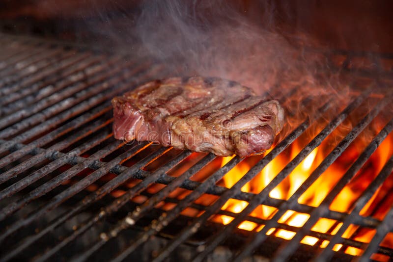 BBQ βόειο κρέας, σχάρα ξυλάνθρακα Κρέας ψητού και καπνού για το πικ-νίκ στοκ εικόνα BBQ βόειο κρέας, σχάρα ξυλάνθρακα Κρέας ψητού και καπνού για το πικ-νίκ στοκ εικόνα