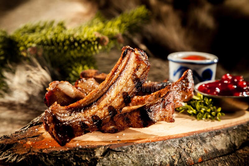 BBQ μπριζόλες κάπρων που εξυπηρετούνται στην αγροτική ξύλινη σανίδα στοκ εικόνες BBQ μπριζόλες κάπρων που εξυπηρετούνται στην αγροτική ξύλινη σανίδα στοκ εικόνες