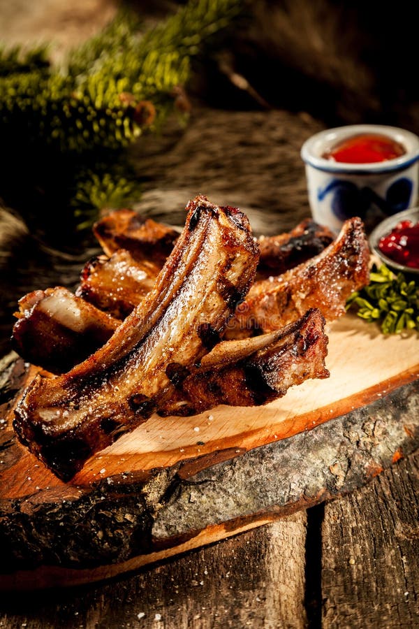 BBQ μπριζόλες κάπρων που εξυπηρετούνται στην αγροτική ξύλινη σανίδα στοκ φωτογραφίες με δικαίωμα ελεύθερης χρήσης BBQ μπριζόλες κάπρων που εξυπηρετούνται στην αγροτική ξύλινη σανίδα στοκ φωτογραφίες με δικαίωμα ελεύθερης χρήσης