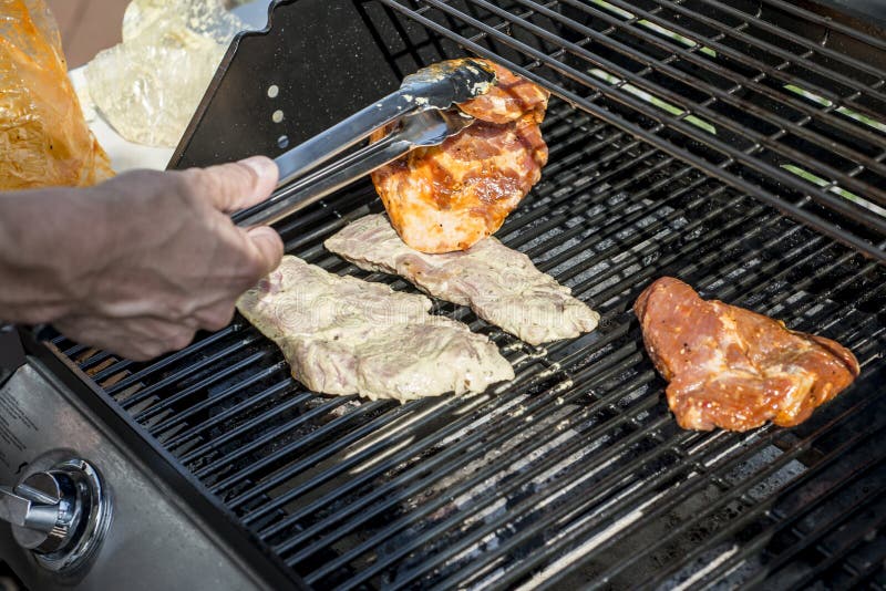 Bbq гриля барбекю на еде мяса сосисок bratwurst стейков гриля газа пропана стоковая фотография rf Bbq гриля барбекю на еде мяса сосисок bratwurst стейков гриля газа пропана стоковая фотография rf