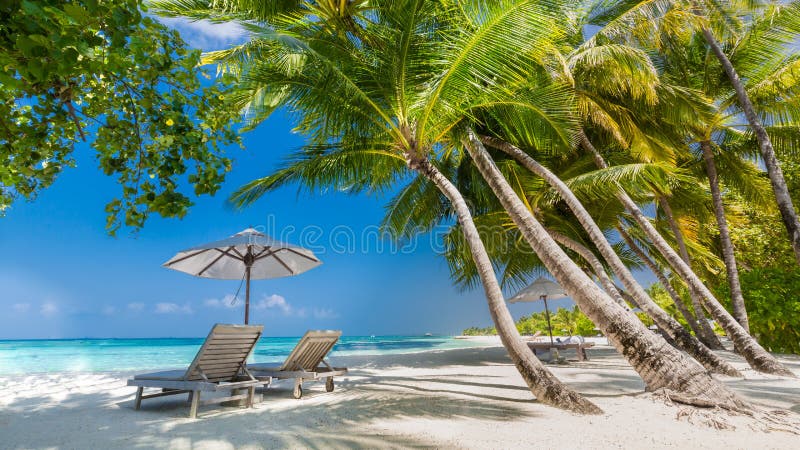 Vacanza vacanza sfondo del desktop, due Spiaggia sala sedie una tenda sul Spiaggia.