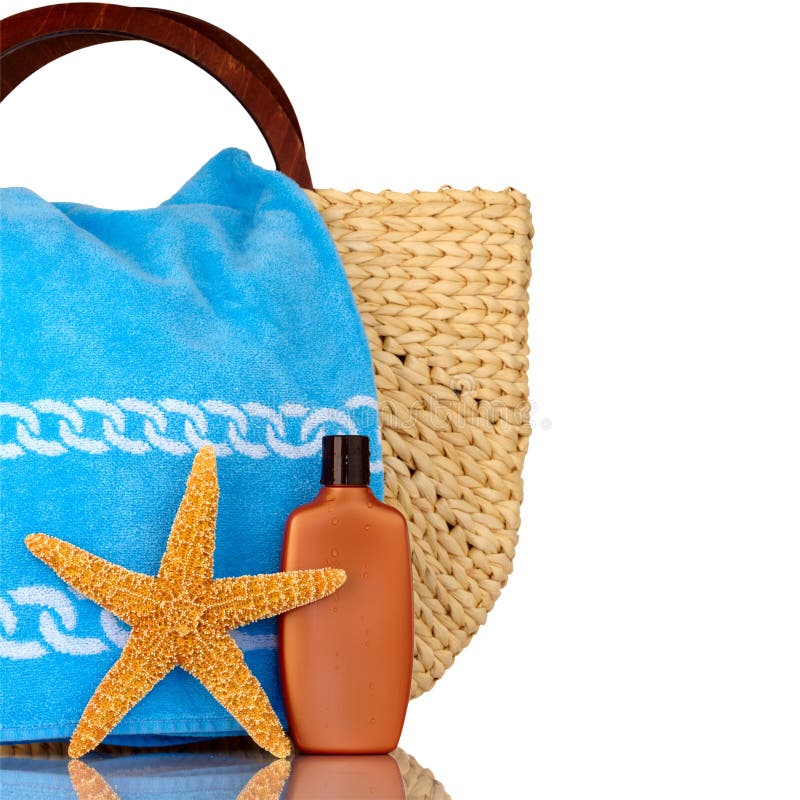 Paglia Borsa da Spiaggia, Telo Blu, crema Solare Con Gocce d'Acqua e le stelle marine Isolato Su Bianco.