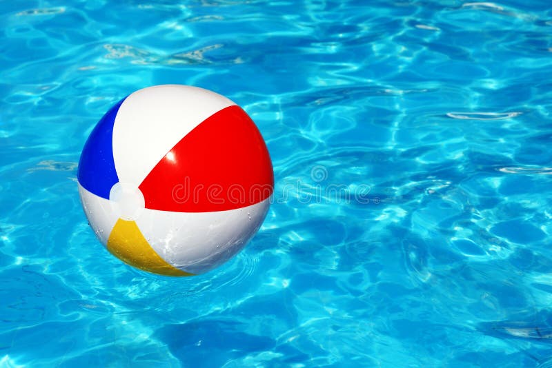 Playa esfera flotante en nadar piscina concepto abstracto verano vacaciones, a divertido en amanecer.