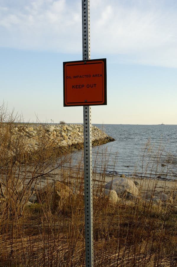 Výstražné znamenie na pláži, výstraha ropného znečistenia.