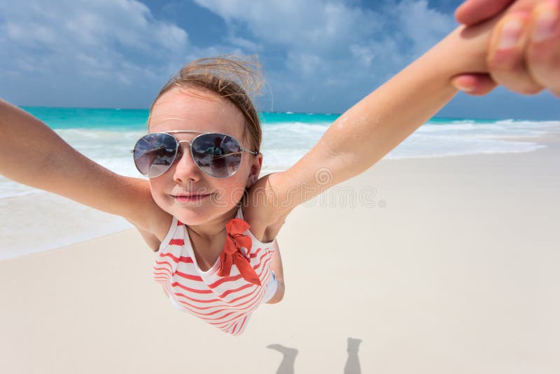 Bambina si diverte con il suo papà in spiaggia.