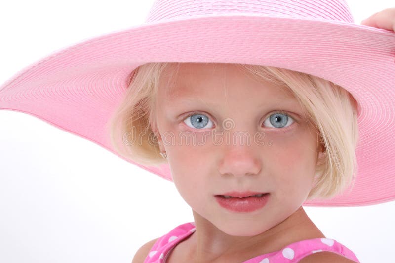 Hermoso joven rubio cabello en El gran rosa Playa un sombrero.