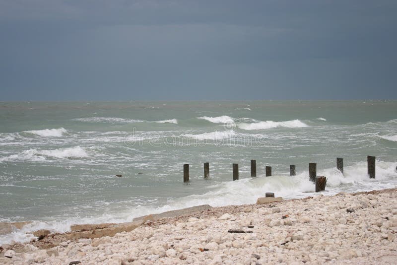 Pláže, kde jsou vlny tříštící se o to jako hurrican v rolích po vodě.