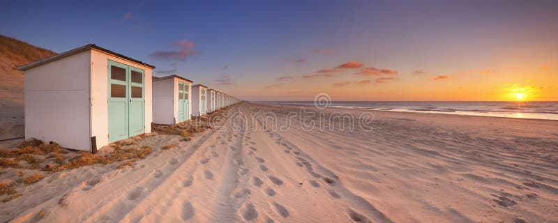 Una fila di capanne da spiaggia, su una spiaggia sull'isola di Texel in Olanda.