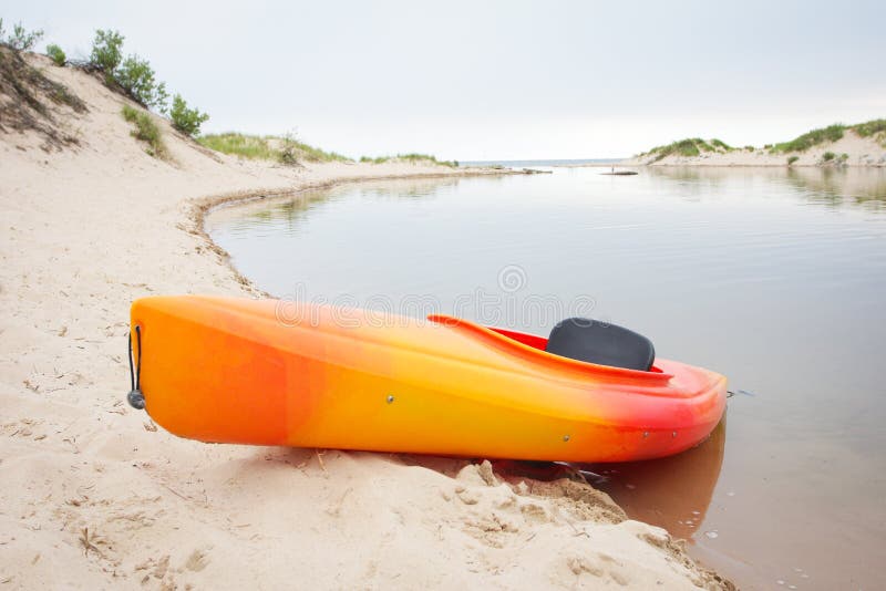 Kayac sobre el Playa más cercano dunas.