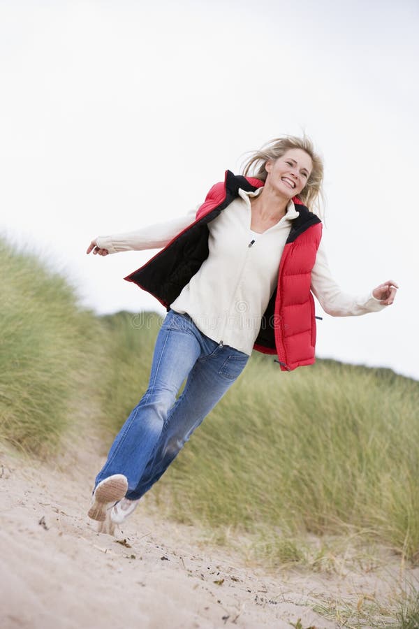beach running smiling woman στοκ φωτογραφία με δικαίωμα ελεύθερης χρήσης beach running smiling woman στοκ φωτογραφία με δικαίωμα ελεύθερης χρήσης