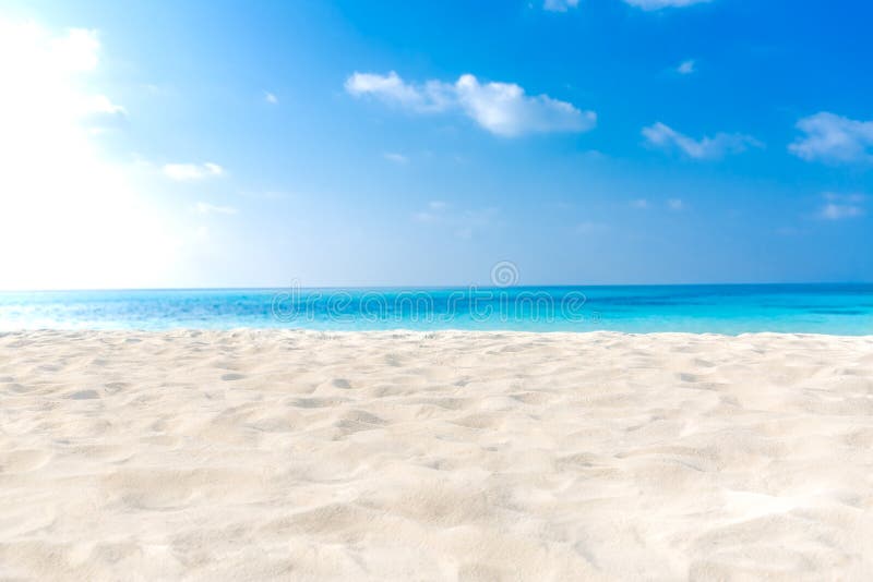 beach tło Biały piasek, niebieskie niebo i błękitny morze, Urlopowy i wakacyjny lato plaży pojęcie copyspace formata tutaj kwadra obrazy stock beach tło Biały piasek, niebieskie niebo i błękitny morze, Urlopowy i wakacyjny lato plaży pojęcie copyspace formata tutaj kwadra obrazy stock