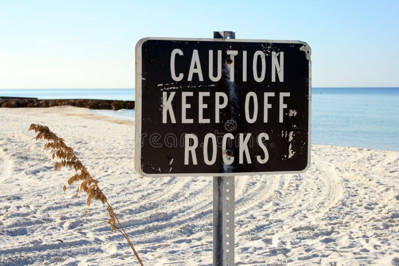 Sulla spiaggia segnale di avvertimento per tenere fuori le rocce.