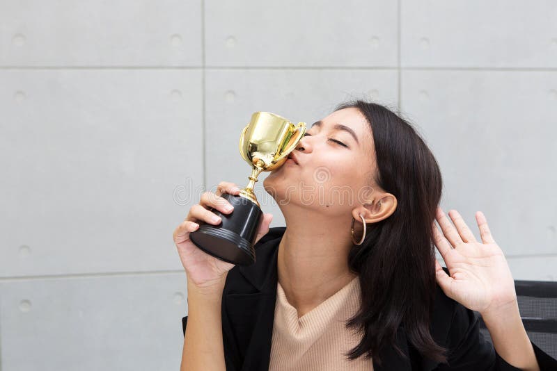 Beambte het kussen trofee Een bedrijfsvrouw of de Werknemers zijn h stock afbeeldingen Beambte het kussen trofee Een bedrijfsvrouw of de Werknemers zijn h stock afbeeldingen