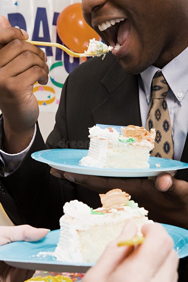 Beambten die partijcake eten royalty-vrije stock foto Beambten die partijcake eten royalty-vrije stock foto