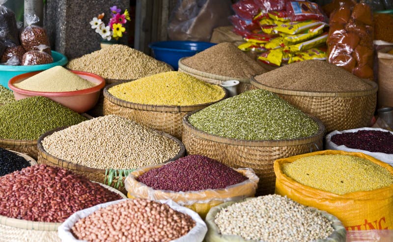 Un colorato assortimento di legumi secchi e cereali per la vendita in un mercato di Hue, in Vietnam.