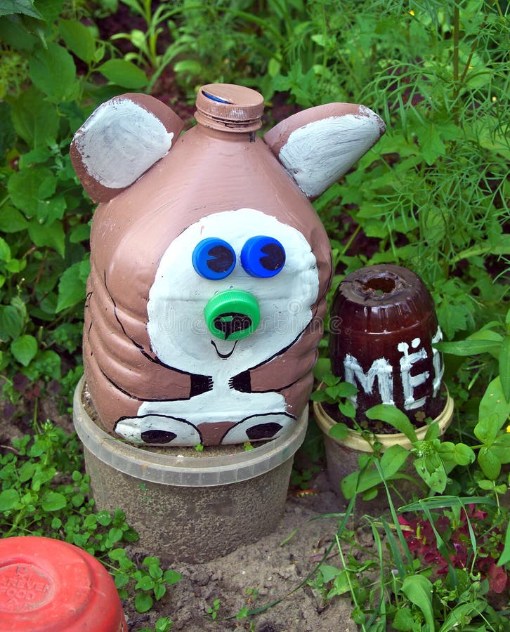 Bear with a barrel of honey, made from old used plastic bottles royalty free stock photos Bear with a barrel of honey, made from old used plastic bottles royalty free stock photos