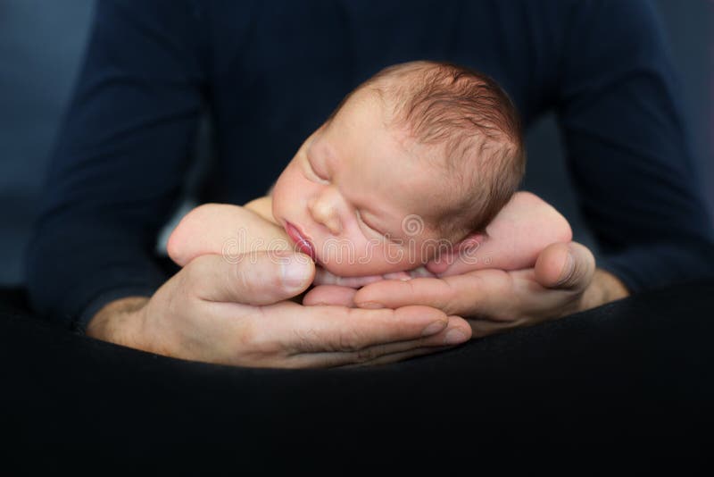 Beau Bebe Garcon Dormant Paisiblement Dans Des Mains De Peres Nourrisson Image Stock Image Du Soin Innocence Beau Bebe Garcon Dormant Paisiblement Dans Des Mains De Peres Nourrisson Image Stock Image Du Soin Innocence