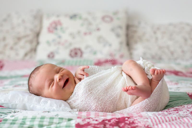 Beau Bebe Garcon Nouveau Ne Largement Souriant Enveloppe Dans L Enveloppe Lyi Photo Stock Image Du Trouble Tricote Beau Bebe Garcon Nouveau Ne Largement Souriant Enveloppe Dans L Enveloppe Lyi Photo Stock Image Du Trouble Tricote