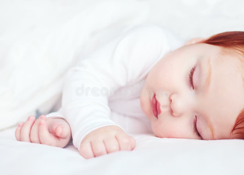 Beau Bebe Infantile Roux Dormant Dans Le Lit Photo Stock Image Du Tete Reve