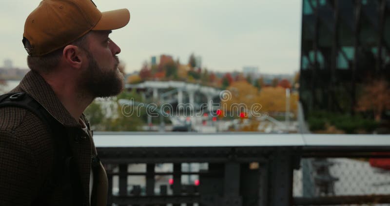 Beau barbu élégant marchant et profitant de la vue sur petite île à hudson river park à new york. banque de vidéos