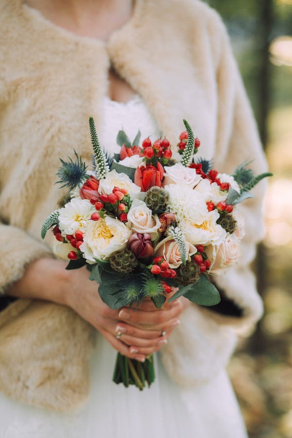 Beau Bouquet élégant De Mariage Dautomne Des Roses Blanches