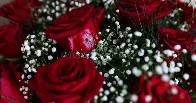 Beau bouquet de mariée de roses rouges et gypsophila