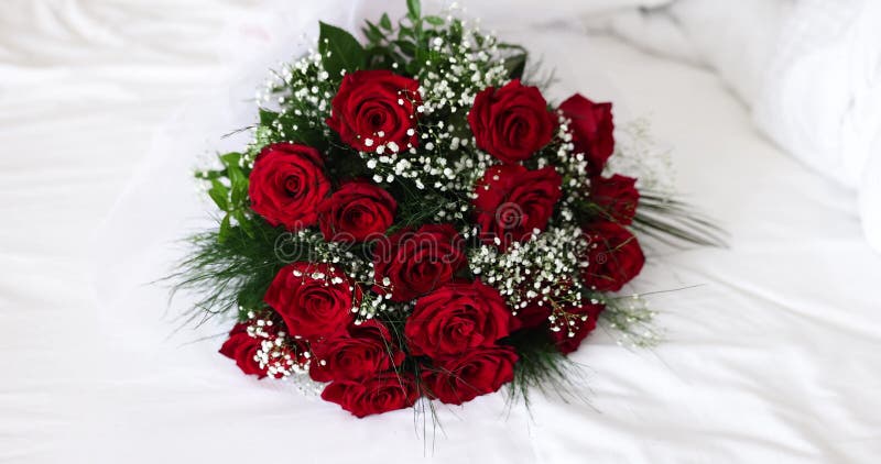 Beau bouquet de mariée de roses rouges et gypsophila