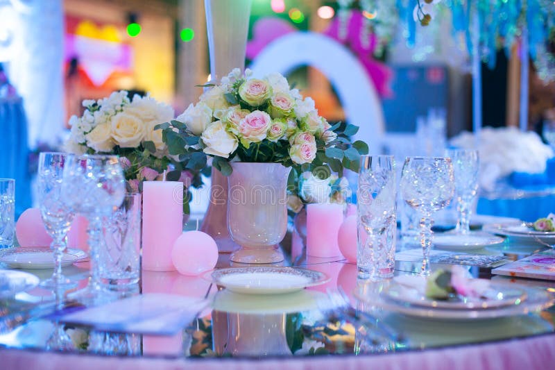Beau bouquet des fleurs à la table de mariage dans un décor de restaurant photo stock Beau bouquet des fleurs à la table de mariage dans un décor de restaurant photo stock