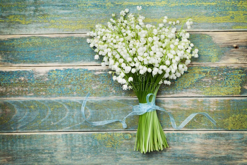 Beau Bouquet Du Muguet De Fleurs Sur La Table En Bois De Vintage D