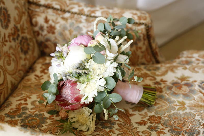 Beau bouquet nuptiale sur la chaise florale image stock Beau bouquet nuptiale sur la chaise florale image stock