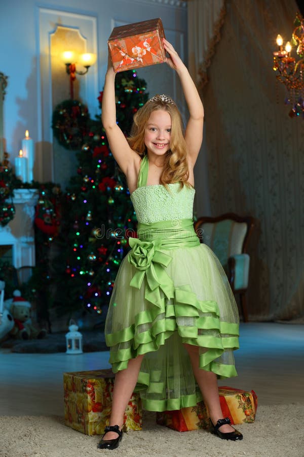 Beau charmant l'enfant-fille assez blonde sur le fond d'un arbre de nouvelle année images stock Beau charmant l'enfant-fille assez blonde sur le fond d'un arbre de nouvelle année images stock